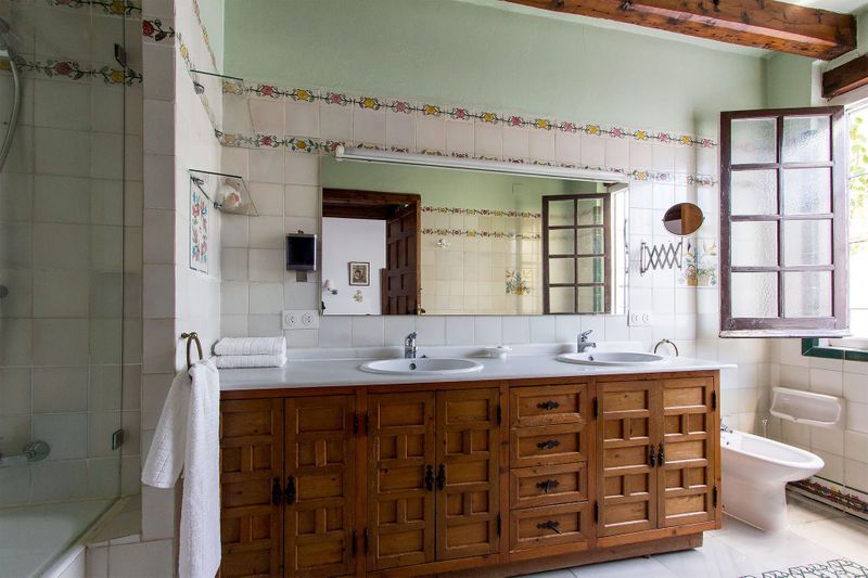 Mueble a medida bajo lavabos con puertas de madera de pino antiguo