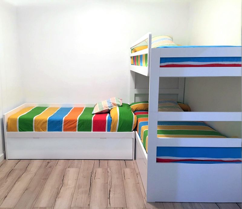 Dormitorio infantil juvenil con Litera Oslo y cama barco Oslo divan nido.