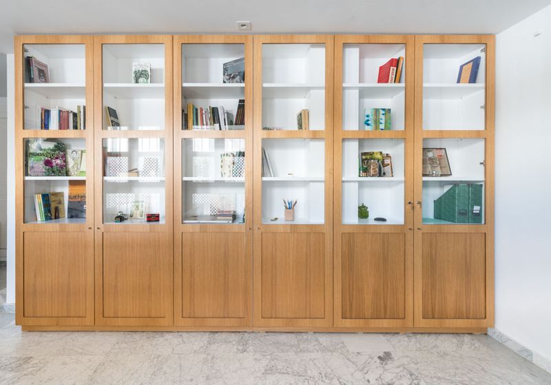 Libreria de roble con puertas de cristal interior sintético blanco 