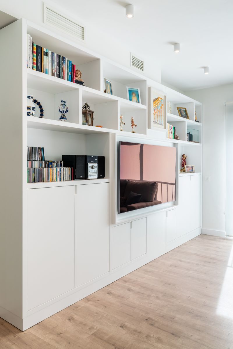 Mueble salón con libreria y tv adaptado a pilar